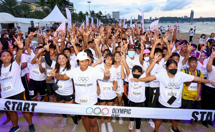 ชาวชลบุรีร่วมต้อนรับนักวิ่งกว่า-5,000-คน-กิจกรรมเดิน-วิ่ง-olympic-day-2022